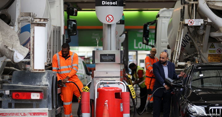 Drivers refuel their vehicles at a fuel station in London, 30 September 2021.