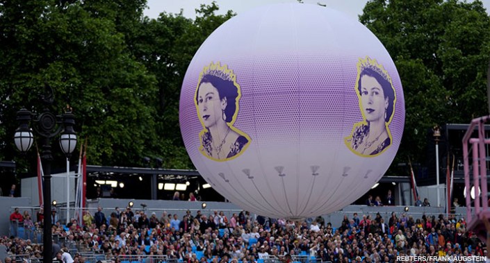 Spectators attend the Platinum Jubilee Pageant, marking the end of the celebrations for the Platinum Jubilee of Britain's Queen Elizabeth, outside Buckingham Palace in London, 5 June 2022.